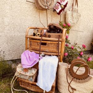 Accessoires en osier et raphia pour l'été